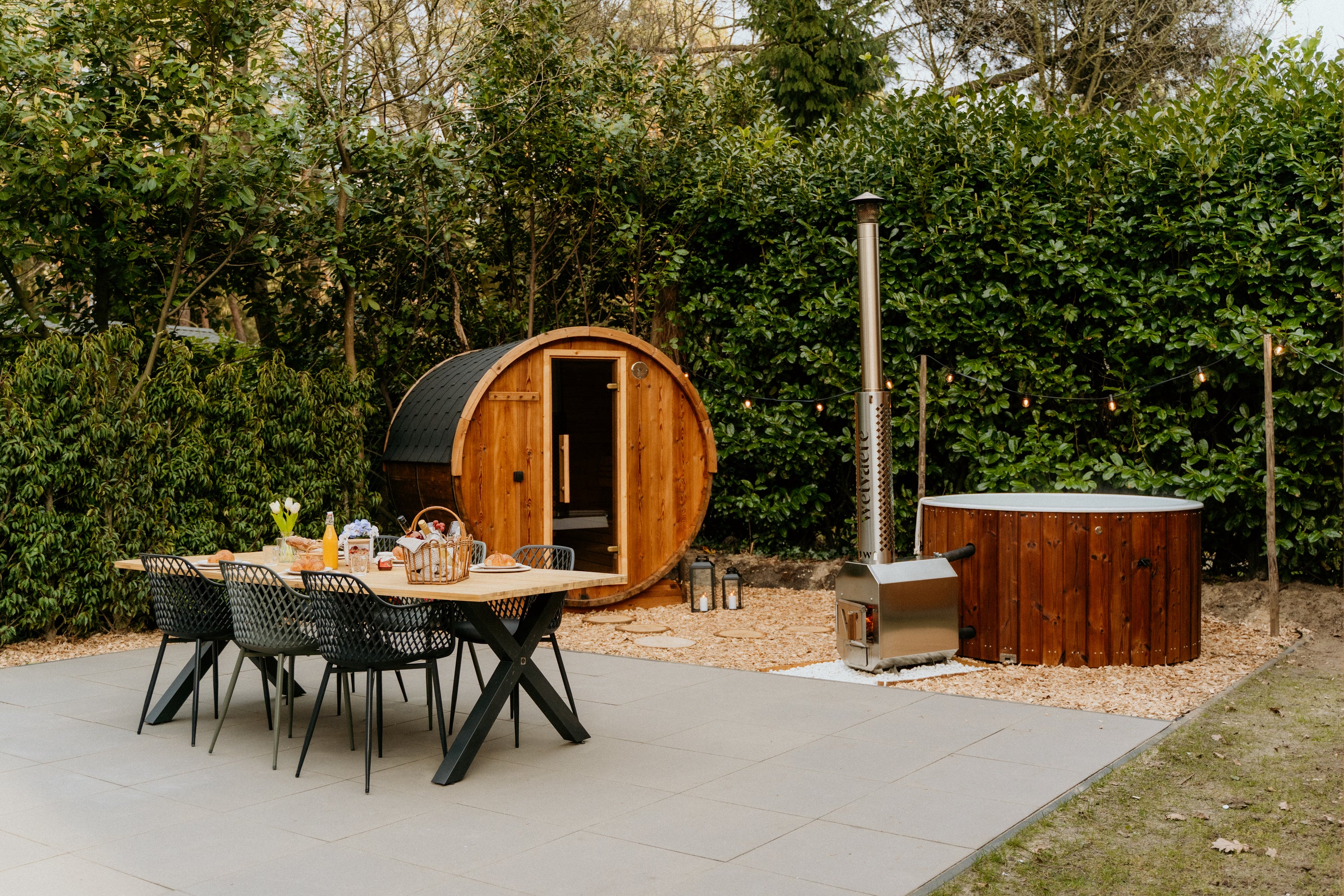 Barrel sauna en houtgestookte hottub in de tuin