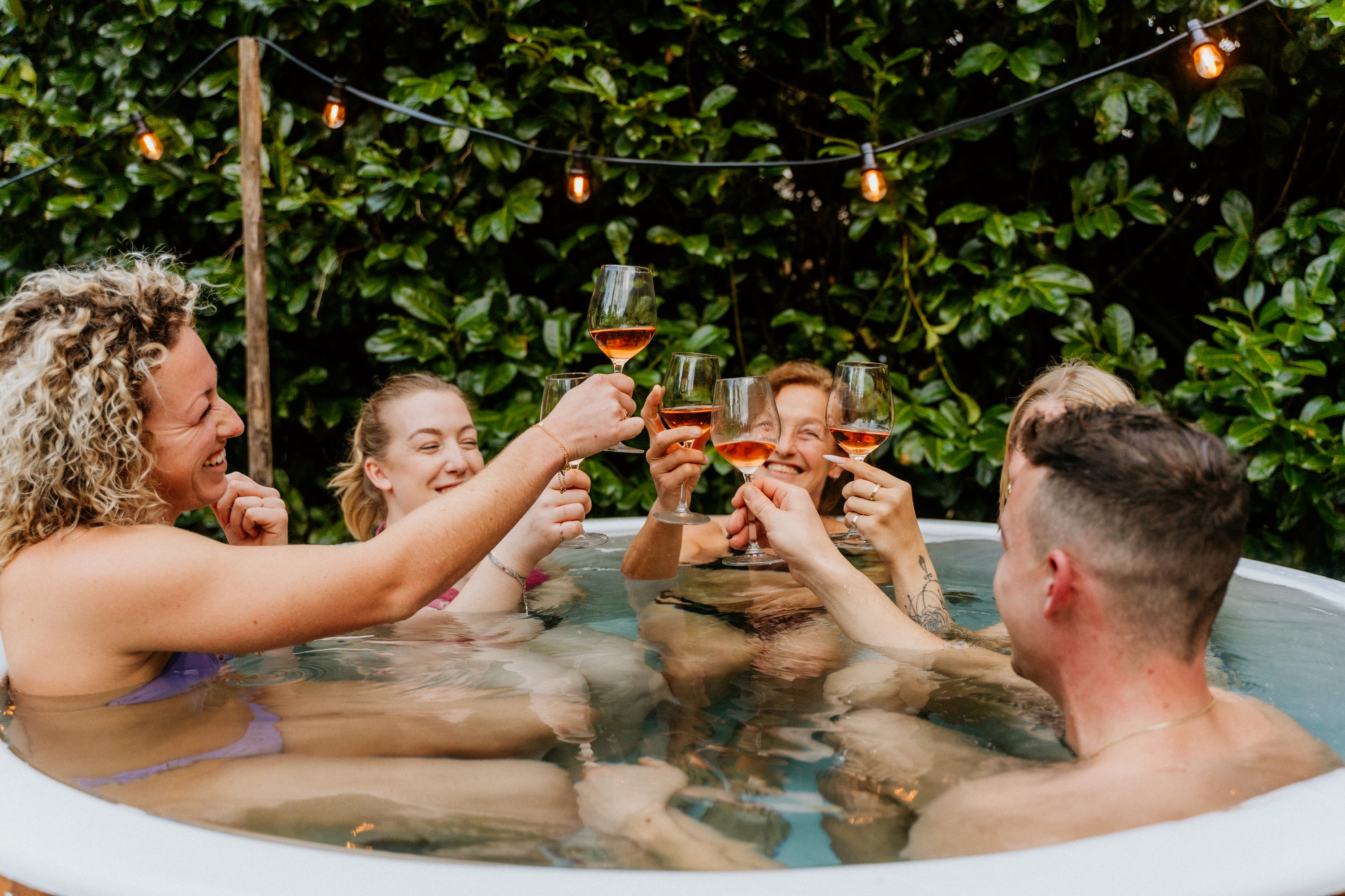 Gasten proosten in de hottub