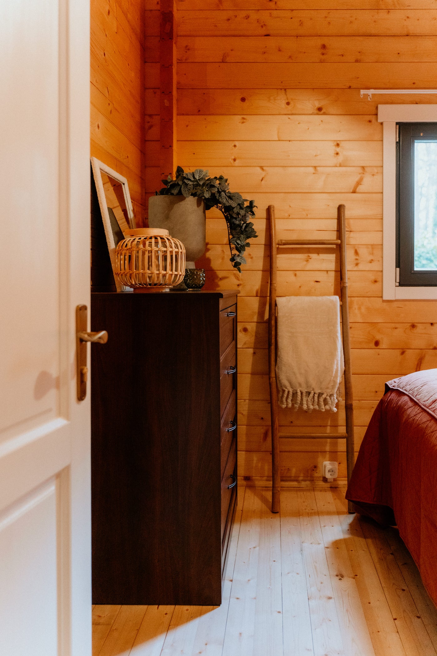 Slaapkamer met ladder en plaid