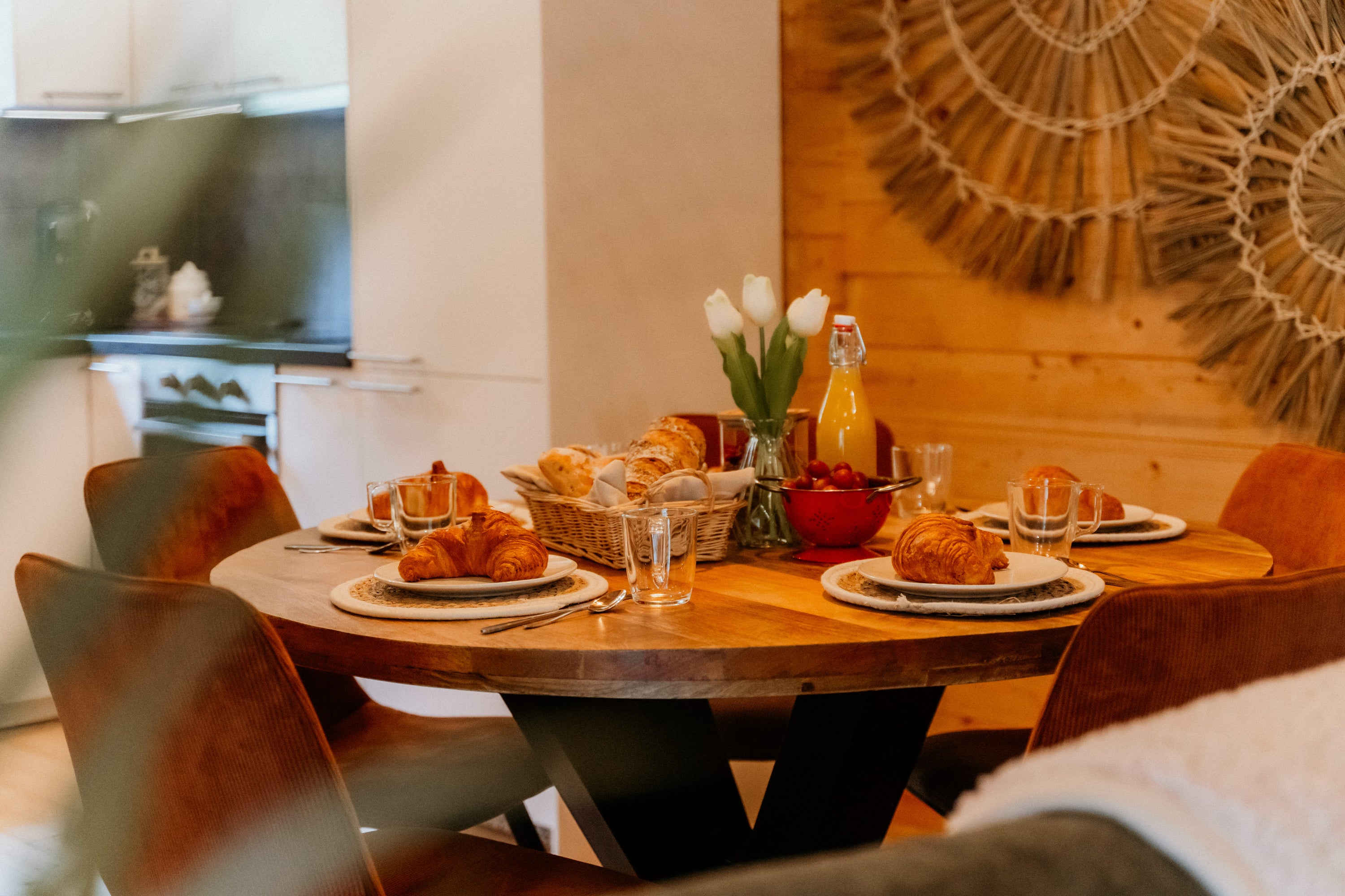 Gedekte eettafel met ontbijt